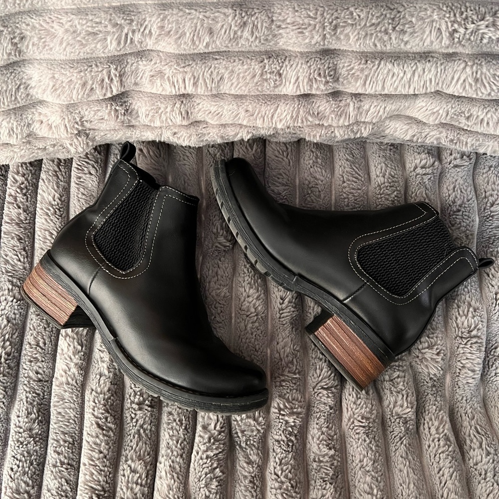 Eastland 2149-01 Women's Jasmine Low Heel Chelsea Pull-On Ankle Boots, Black